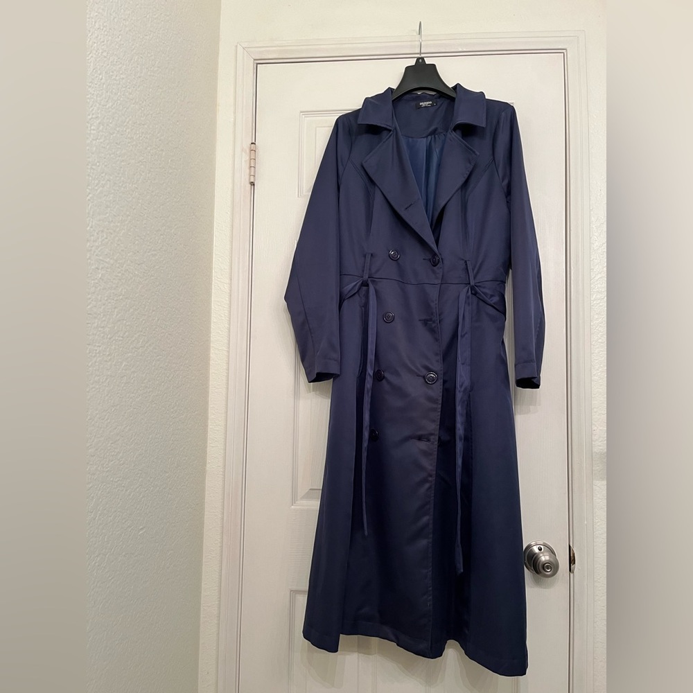 Women’s navy trench coat with pockets.
